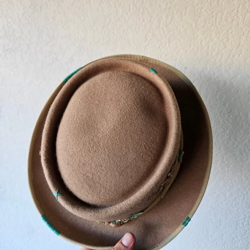 Vintage Tan A. Adams & Spire Hat with OOAK Hand Embroidery Bees Bugs L 7 1/2 - Picture 5 of 9